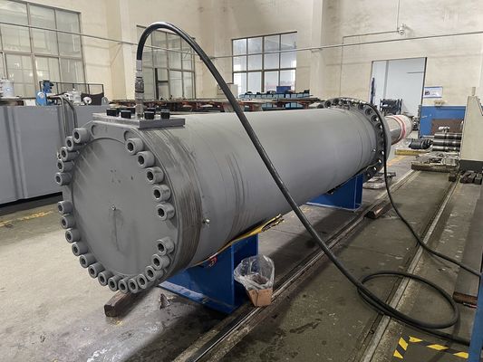 重い機械や工場で使用されるシリンダー